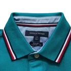 Polo Tommy Hilfiger de secado rápido con protección UV y ribete de rayas para hombre