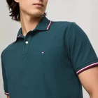 Polo Tommy Hilfiger de secado rápido con protección UV y ribete de rayas para hombre