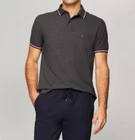 Polo Tommy Hilfiger de secado rápido con protección UV y ribete de rayas para hombre