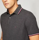 Polo Tommy Hilfiger de secado rápido con protección UV y ribete de rayas para hombre