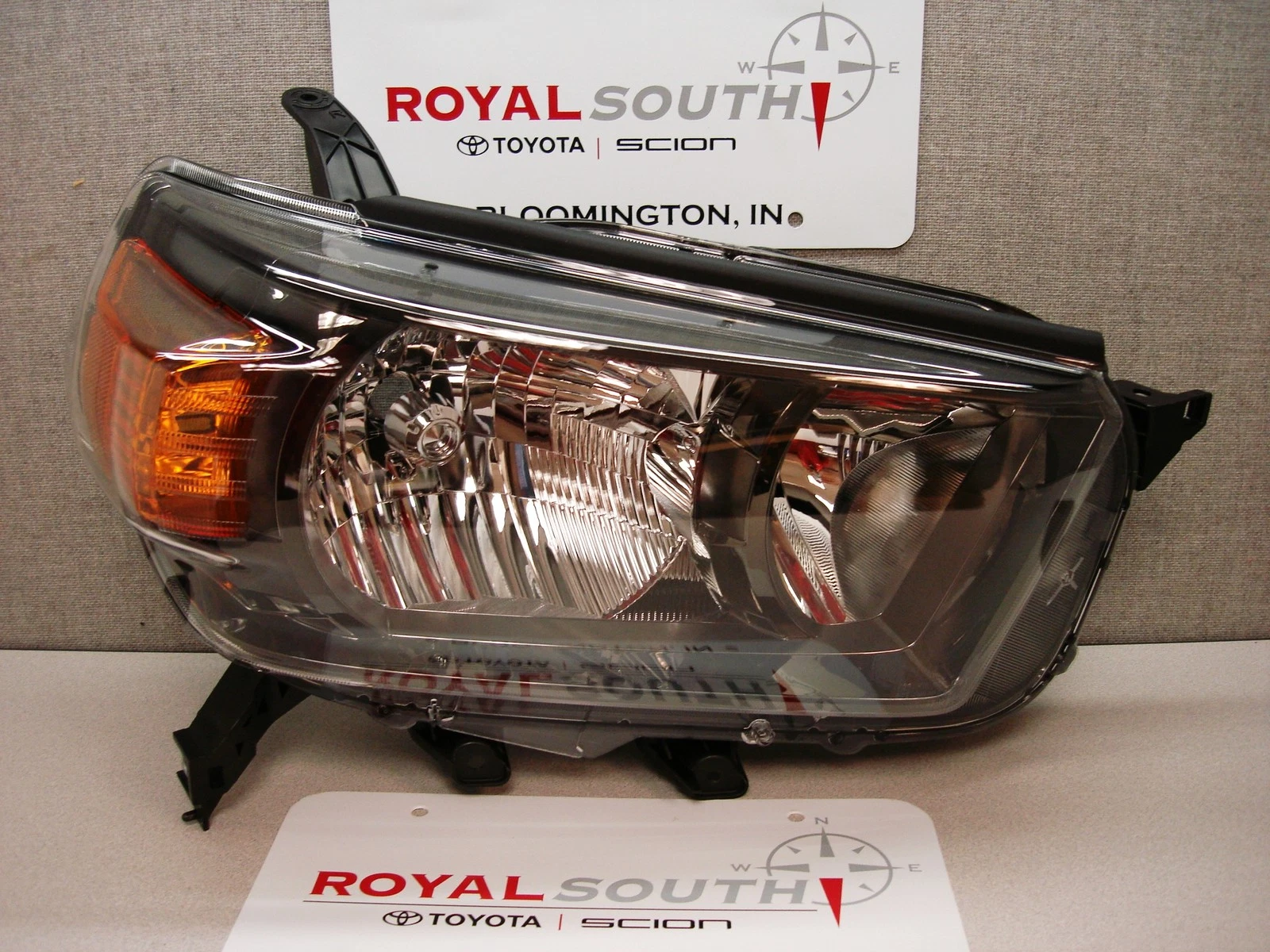 Toyota 4Runner 2010   2013 Trail Right Front Headlight Genuine OEM OE