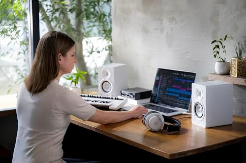 Yamaha HS4 Powered Studio Monitor in White  Pair  HS4 W 