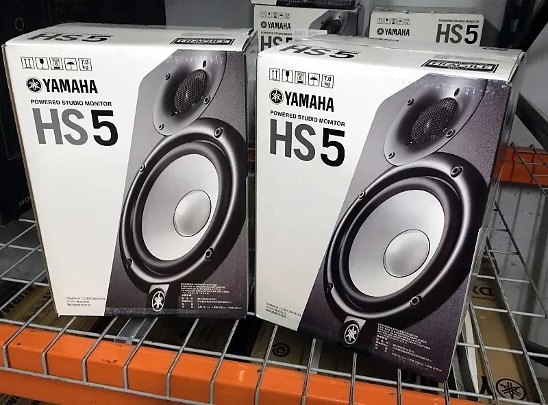 Yamaha HS5 Powered Studio Monitor  Pair  HS 5 Black Monitors
