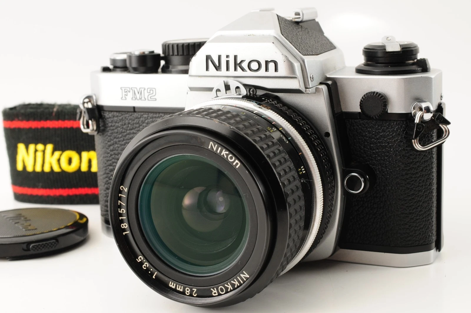 Cámara réflex Nikon FM2 de 35 mm, lente Ai Nikkor de 28 mm f/3,5, fabricada en Japón.